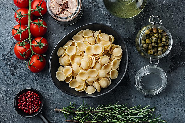 포토 JPG 해외이미지 그릇 식재료 방울토마토 회색배경 유리병 실내 사람없음 하이앵글 참치 로즈메리 병조림 참치캔 파스타면 해외포토 식기 뷰포인트 백그라운드 토마토 병_용기 파스타 어류 내부 회색 면류 캔 허브 파일형식