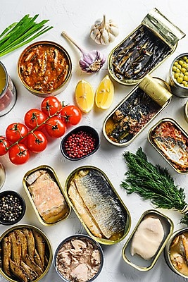 포토 JPG 해외이미지 방울토마토 실내 종류 어류 사람없음 다양 가공식품 참치 레몬 흰배경 완두콩 통조림 로즈메리 참치캔 청어 통마늘 해외포토 다수 백그라운드 토마토 과일 콩 마늘 내부 수중동물 흰색 캔 허브 파일형식