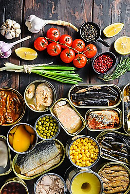 포토 JPG 해외이미지 방울토마토 실내 종류 옥수수 사람없음 다양 가공식품 참치 레몬 파인애플 완두콩 파 고등어 통조림 로즈메리 고등어조림 과일통조림 참치캔 청어 통마늘 파인애플통조림 나무배경 해외포토 다수 백그라운드 토마토 채소 과일 콩 곡류 마늘 어류 내부 캔 허브 열대과일 조림 파일형식