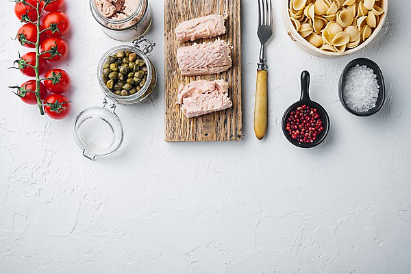 포토 JPG 해외이미지 포크 식재료 방울토마토 유리병 실내 사람없음 하이앵글 참치 흰배경 소금 나무도마 병조림 참치캔 파스타면 카피스페이스 해외포토 식기 뷰포인트 백그라운드 토마토 병_용기 도마 파스타 어류 내부 목재 공백 흰색 면류 캔 파일형식