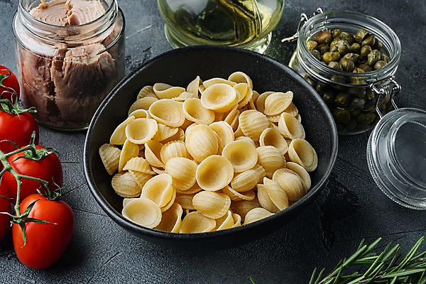 포토 JPG 해외이미지 그릇 식재료 방울토마토 회색배경 유리병 실내 사람없음 참치 병조림 참치캔 파스타면 해외포토 식기 백그라운드 토마토 병_용기 파스타 어류 내부 회색 면류 캔 파일형식