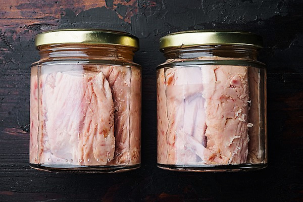 포토 JPG 해외이미지 유리병 실내 사람없음 하이앵글 가공식품 참치 병조림 참치캔 나무배경 해외포토 뷰포인트 백그라운드 병_용기 어류 내부 캔 파일형식