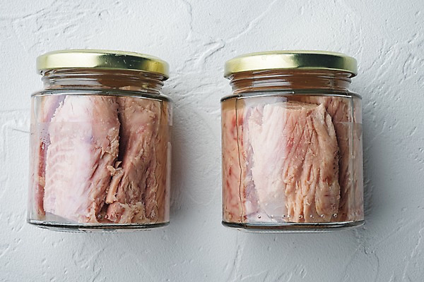 포토 JPG 해외이미지 유리병 실내 사람없음 하이앵글 가공식품 참치 흰배경 병조림 참치캔 해외포토 뷰포인트 백그라운드 병_용기 어류 내부 흰색 캔 파일형식