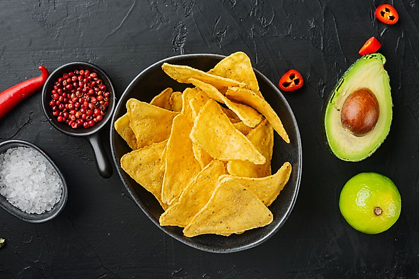 포토 JPG 해외이미지 그릇 검은배경 실내 사람없음 홍고추 소금 라임 멕시코음식 아보카도 나초 통후추 해외포토 식기 음식 백그라운드 과일 고추 서양음식 내부 검은색 후추 파일형식