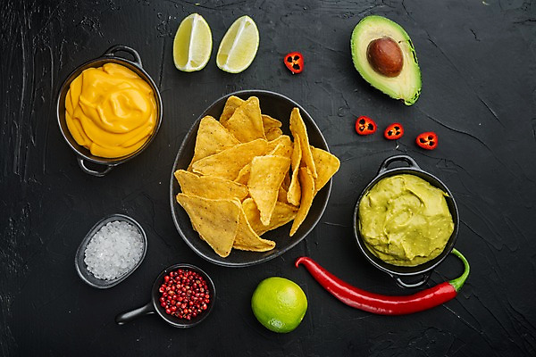 포토 JPG 해외이미지 그릇 검은배경 치즈 실내 사람없음 홍고추 소금 라임 멕시코음식 아보카도 나초 과카몰리 통후추 해외포토 식기 음식 백그라운드 과일 고추 유제품 서양음식 내부 검은색 소스_음식 후추 파일형식