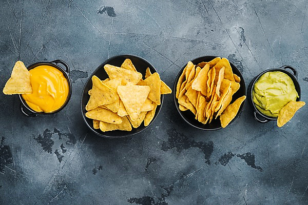 포토 JPG 해외이미지 그릇 회색배경 치즈 실내 사람없음 일렬 멕시코음식 나초 과카몰리 해외포토 식기 음식 백그라운드 유제품 서양음식 내부 회색 소스_음식 파일형식