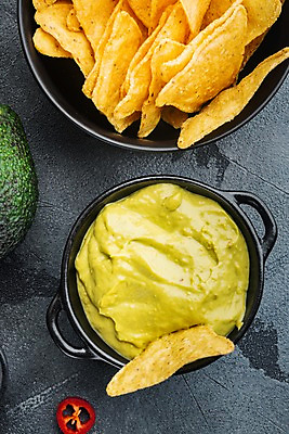 포토 JPG 해외이미지 그릇 회색배경 실내 사람없음 홍고추 멕시코음식 나초 과카몰리 해외포토 식기 음식 백그라운드 고추 서양음식 내부 회색 소스_음식 파일형식