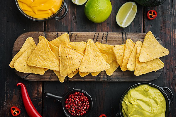 포토 JPG 해외이미지 치즈 실내 사람없음 홍고추 라임 멕시코음식 나초 과카몰리 나무도마 통후추 나무배경 해외포토 음식 백그라운드 과일 고추 유제품 도마 서양음식 내부 목재 소스_음식 후추 파일형식