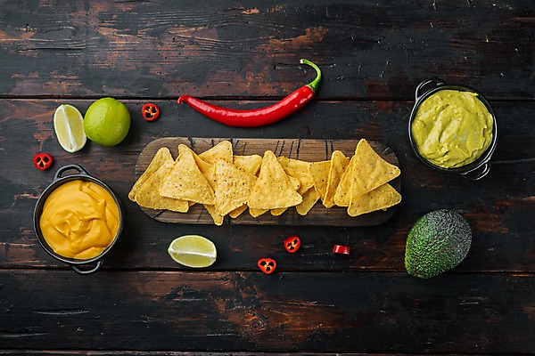 포토 JPG 해외이미지 그릇 치즈 실내 사람없음 하이앵글 홍고추 라임 멕시코음식 아보카도 나초 과카몰리 나무도마 나무배경 해외포토 식기 음식 뷰포인트 백그라운드 과일 고추 유제품 도마 서양음식 내부 목재 소스_음식 파일형식