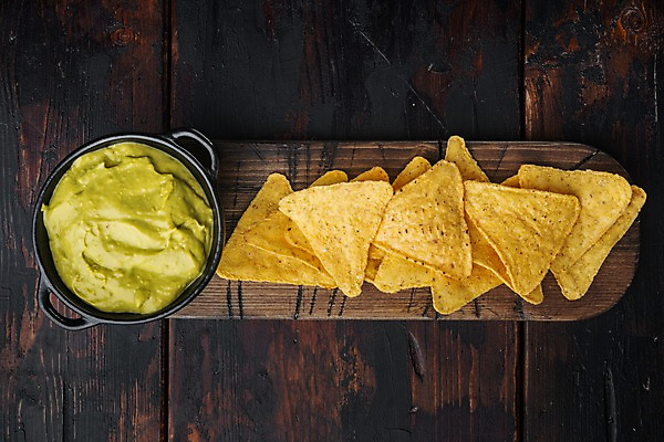 포토 JPG 해외이미지 그릇 실내 사람없음 하이앵글 멕시코음식 나초 과카몰리 나무도마 나무배경 해외포토 식기 음식 뷰포인트 백그라운드 도마 서양음식 내부 목재 소스_음식 파일형식