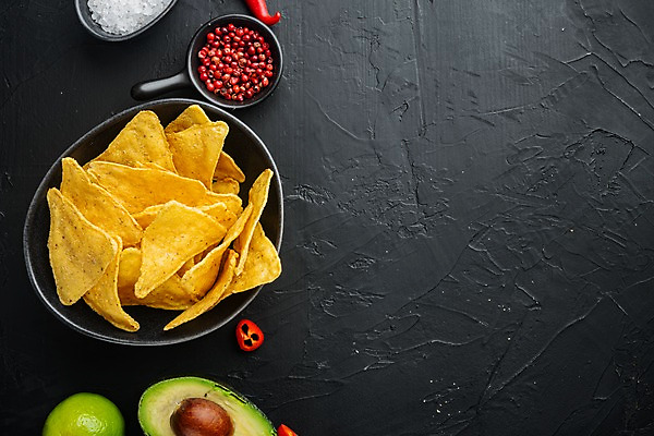 포토 JPG 해외이미지 그릇 검은배경 실내 사람없음 홍고추 소금 멕시코음식 아보카도 나초 통후추 카피스페이스 해외포토 식기 음식 백그라운드 과일 고추 서양음식 내부 검은색 공백 후추 파일형식