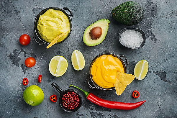 포토 JPG 해외이미지 그릇 회색배경 치즈 실내 사람없음 홍고추 소금 라임 멕시코음식 아보카도 나초 과카몰리 통후추 해외포토 식기 음식 백그라운드 과일 고추 유제품 서양음식 내부 회색 소스_음식 후추 파일형식
