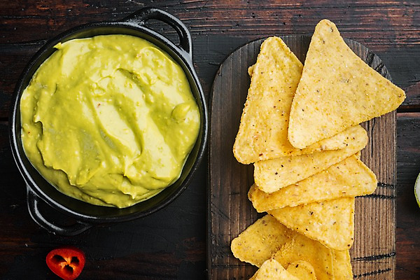 포토 JPG 해외이미지 그릇 실내 근접촬영 사람없음 홍고추 멕시코음식 나초 과카몰리 나무도마 나무배경 해외포토 식기 음식 뷰포인트 백그라운드 고추 도마 서양음식 내부 목재 소스_음식 파일형식