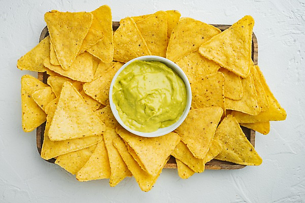 포토 JPG 해외이미지 그릇 실내 사람없음 흰배경 멕시코음식 나초 과카몰리 나무쟁반 해외포토 식기 음식 백그라운드 쟁반 서양음식 내부 목재 흰색 소스_음식 파일형식