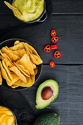 포토 JPG 해외이미지 그릇 검은배경 디저트 실내 사람없음 하이앵글 홍고추 멕시코음식 아보카도 나초 과카몰리 카피스페이스 나무배경 해외포토 식기 음식 뷰포인트 백그라운드 과일 고추 서양음식 내부 검은색 공백 소스_음식 파일형식