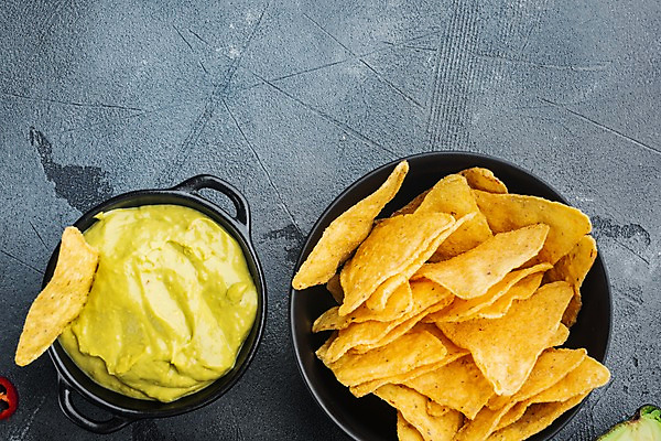 포토 JPG 해외이미지 그릇 회색배경 실내 사람없음 하이앵글 멕시코음식 나초 과카몰리 카피스페이스 해외포토 식기 음식 뷰포인트 백그라운드 서양음식 내부 공백 회색 소스_음식 파일형식