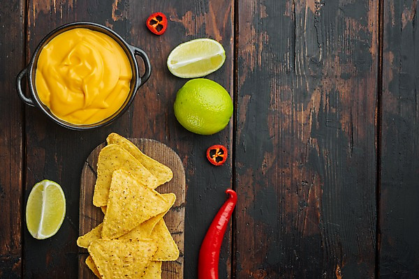 포토 JPG 해외이미지 그릇 치즈 실내 사람없음 하이앵글 홍고추 라임 멕시코음식 나초 나무도마 카피스페이스 나무배경 해외포토 식기 음식 뷰포인트 백그라운드 과일 고추 유제품 도마 서양음식 내부 목재 공백 파일형식