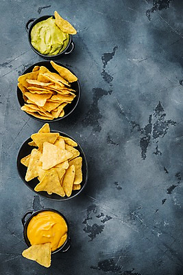 포토 JPG 해외이미지 그릇 회색배경 치즈 실내 사람없음 하이앵글 일렬 멕시코음식 나초 과카몰리 카피스페이스 해외포토 식기 음식 뷰포인트 백그라운드 유제품 서양음식 내부 공백 회색 소스_음식 파일형식