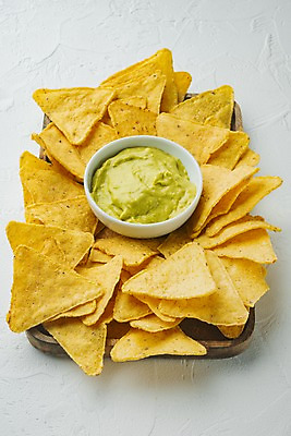포토 JPG 해외이미지 그릇 실내 사람없음 흰배경 멕시코음식 나초 과카몰리 나무쟁반 해외포토 식기 음식 백그라운드 쟁반 서양음식 내부 목재 흰색 소스_음식 파일형식
