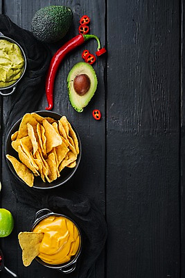 포토 JPG 해외이미지 그릇 검은배경 치즈 실내 사람없음 하이앵글 홍고추 멕시코음식 아보카도 나초 과카몰리 카피스페이스 해외포토 식기 음식 뷰포인트 백그라운드 과일 고추 유제품 서양음식 내부 검은색 공백 소스_음식 파일형식