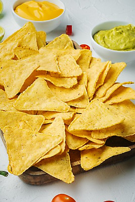 포토 JPG 해외이미지 그릇 치즈 실내 사람없음 흰배경 멕시코음식 나초 과카몰리 나무쟁반 해외포토 식기 음식 백그라운드 유제품 쟁반 서양음식 내부 목재 흰색 소스_음식 파일형식