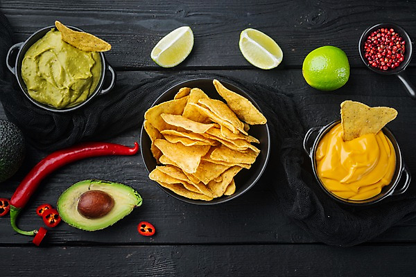 포토 JPG 해외이미지 그릇 검은배경 치즈 실내 사람없음 홍고추 라임 멕시코음식 아보카도 나초 과카몰리 통후추 나무배경 해외포토 식기 음식 백그라운드 과일 고추 유제품 서양음식 내부 검은색 소스_음식 후추 파일형식