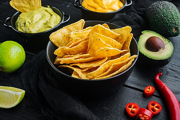 포토 JPG 해외이미지 그릇 검은배경 치즈 실내 사람없음 홍고추 라임 멕시코음식 아보카도 나초 과카몰리 나무배경 해외포토 식기 음식 백그라운드 과일 고추 유제품 서양음식 내부 검은색 소스_음식 파일형식