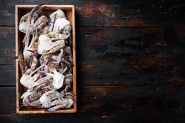 포토 JPG 해외이미지 실내 사람없음 꽃게 나무상자 해산물 담기 반쪽 날것 슬라이스 게다리 카피스페이스 나무배경 해외포토 백그라운드 모션 내부 상자 공백 게 파일형식