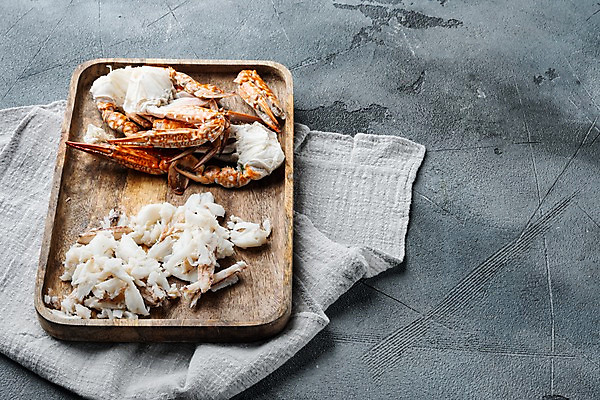 포토 JPG 해외이미지 회색배경 실내 사람없음 꽃게 해산물 반쪽 슬라이스 게다리 게살 나무쟁반 해외포토 음식 백그라운드 쟁반 내부 목재 회색 게 파일형식