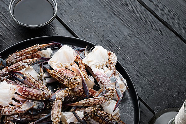 포토 JPG 해외이미지 검은배경 쟁반 실내 사람없음 꽃게 해산물 반쪽 날것 슬라이스 게다리 해외포토 백그라운드 내부 검은색 게 파일형식