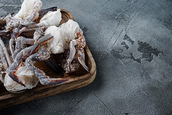 포토 JPG 해외이미지 회색배경 실내 사람없음 냉동 꽃게 해산물 반쪽 날것 슬라이스 게다리 나무쟁반 얼림 해외포토 백그라운드 컨셉 쟁반 내부 목재 회색 게 파일형식