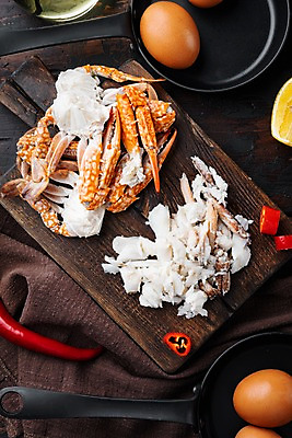 포토 JPG 해외이미지 실내 사람없음 하이앵글 계란 꽃게 프라이팬 해산물 반쪽 슬라이스 홍고추 게다리 게살 나무도마 나무배경 해외포토 음식 뷰포인트 백그라운드 고추 주방용품 도마 내부 목재 알 게 파일형식