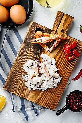 포토 JPG 해외이미지 실내 사람없음 하이앵글 계란 꽃게 식탁보 해산물 흰배경 반쪽 슬라이스 홍고추 게다리 게살 나무도마 통후추 해외포토 음식 뷰포인트 백그라운드 고추 도마 내부 목재 알 게 흰색 후추 파일형식