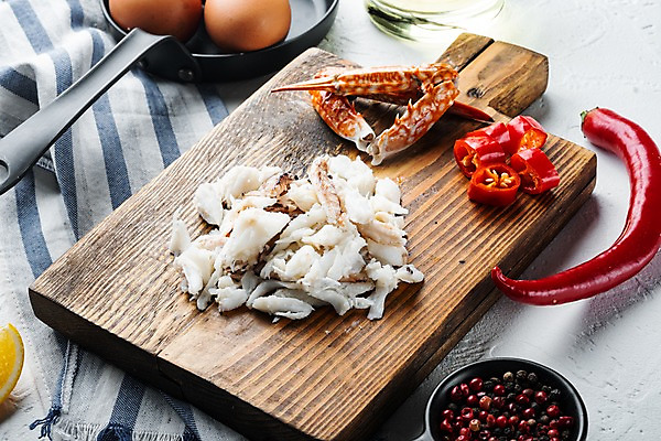 포토 JPG 해외이미지 실내 사람없음 계란 꽃게 식탁보 프라이팬 해산물 흰배경 반쪽 슬라이스 홍고추 게다리 게살 나무도마 통후추 해외포토 음식 백그라운드 고추 주방용품 도마 내부 목재 알 게 흰색 후추 파일형식