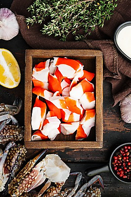 포토 JPG 해외이미지 실내 사람없음 하이앵글 꽃게 나무상자 레몬 허브 해산물 담기 반쪽 날것 슬라이스 게다리 맛살 통마늘 통후추 나무배경 해외포토 식물 음식 뷰포인트 백그라운드 과일 모션 마늘 내부 상자 게 후추 파일형식