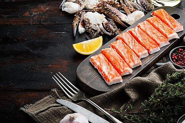 포토 JPG 해외이미지 포크 실내 사람없음 꽃게 나이프 레몬 허브 해산물 반쪽 날것 슬라이스 게다리 나무도마 맛살 나무배경 해외포토 식물 식기 음식 백그라운드 과일 도마 내부 목재 게 칼 파일형식