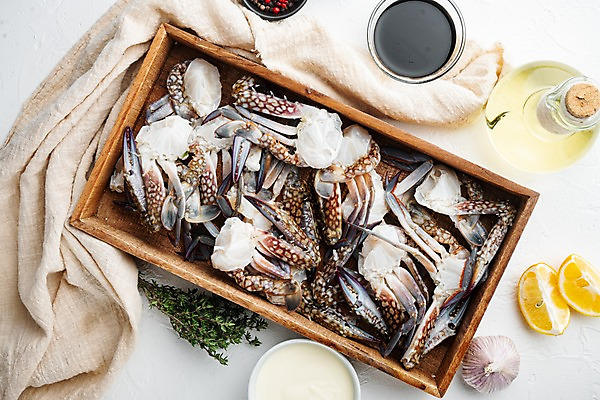 포토 JPG 해외이미지 실내 사람없음 하이앵글 꽃게 올리브오일 나무상자 레몬 허브 해산물 흰배경 담기 반쪽 날것 슬라이스 게다리 통마늘 해외포토 식물 뷰포인트 백그라운드 과일 모션 마늘 내부 상자 게 흰색 기름_음식 파일형식