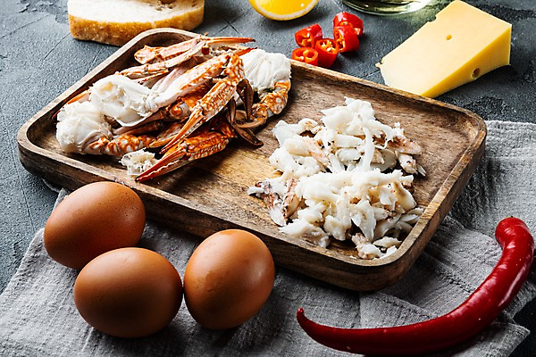 포토 JPG 해외이미지 회색배경 치즈 실내 사람없음 계란 꽃게 해산물 반쪽 슬라이스 홍고추 게다리 게살 나무쟁반 해외포토 음식 백그라운드 고추 유제품 쟁반 내부 목재 알 회색 게 파일형식