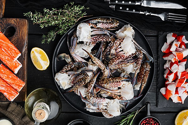 포토 JPG 해외이미지 포크 검은배경 쟁반 실내 사람없음 하이앵글 꽃게 나이프 올리브오일 레몬 허브 해산물 반쪽 날것 슬라이스 게다리 맛살 해외포토 식물 식기 음식 뷰포인트 백그라운드 과일 내부 검은색 게 칼 기름_음식 파일형식