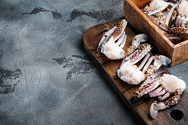 포토 JPG 해외이미지 회색배경 실내 사람없음 꽃게 나무상자 해산물 반쪽 날것 슬라이스 게다리 나무도마 해외포토 백그라운드 도마 내부 목재 상자 회색 게 파일형식