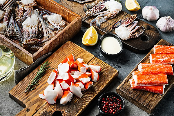 포토 JPG 해외이미지 실내 사람없음 꽃게 소스 나무상자 레몬 해산물 반쪽 날것 슬라이스 로즈메리 게다리 나무도마 맛살 통마늘 통후추 해외포토 음식 과일 도마 마늘 내부 목재 상자 게 양념 허브 후추 파일형식