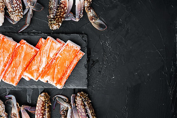 포토 JPG 해외이미지 검은배경 실내 사람없음 하이앵글 꽃게 해산물 반쪽 날것 슬라이스 게다리 돌판 맛살 카피스페이스 해외포토 음식 뷰포인트 백그라운드 내부 검은색 공백 게 돌_바위 파일형식