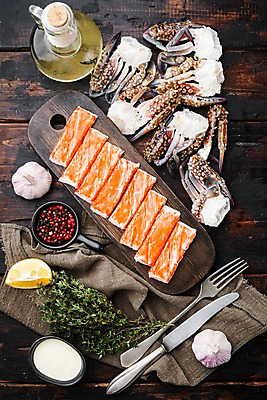 포토 JPG 해외이미지 포크 실내 사람없음 꽃게 나이프 올리브오일 레몬 허브 해산물 반쪽 날것 슬라이스 게다리 나무도마 맛살 통마늘 통후추 나무배경 해외포토 식물 식기 음식 백그라운드 과일 도마 마늘 내부 목재 게 칼 기름_음식 후추 파일형식