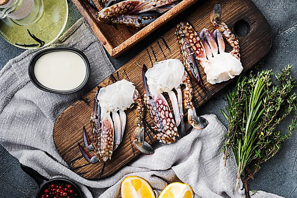 포토 JPG 해외이미지 회색배경 실내 사람없음 하이앵글 꽃게 올리브오일 레몬 허브 해산물 반쪽 날것 슬라이스 게다리 나무도마 해외포토 식물 뷰포인트 백그라운드 과일 도마 내부 목재 회색 게 기름_음식 파일형식