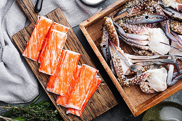 포토 JPG 해외이미지 실내 사람없음 꽃게 나무상자 허브 해산물 반쪽 날것 슬라이스 게다리 나무도마 맛살 해외포토 식물 음식 도마 내부 목재 상자 게 파일형식