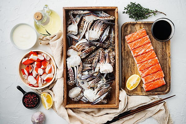 포토 JPG 해외이미지 젓가락 실내 사람없음 하이앵글 꽃게 올리브오일 나무상자 레몬 허브 해산물 흰배경 담기 반쪽 날것 슬라이스 게다리 나무쟁반 맛살 해외포토 식물 음식 뷰포인트 백그라운드 과일 모션 쟁반 수저 내부 목재 상자 게 흰색 기름_음식 파일형식