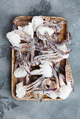 포토 JPG 해외이미지 회색배경 실내 사람없음 냉동 꽃게 해산물 반쪽 날것 슬라이스 게다리 나무쟁반 얼림 해외포토 백그라운드 컨셉 쟁반 내부 목재 회색 게 파일형식