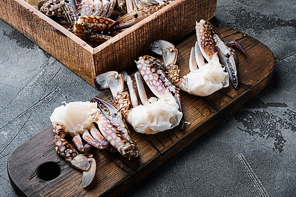 포토 JPG 해외이미지 회색배경 실내 사람없음 꽃게 나무상자 해산물 반쪽 날것 슬라이스 일렬 게다리 나무도마 해외포토 백그라운드 도마 내부 목재 상자 회색 게 파일형식