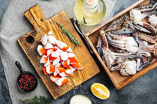 포토 JPG 해외이미지 회색배경 실내 사람없음 꽃게 올리브오일 나무상자 레몬 해산물 담기 반쪽 날것 슬라이스 로즈메리 게다리 나무도마 맛살 통후추 해외포토 음식 백그라운드 과일 모션 도마 내부 목재 상자 회색 게 기름_음식 허브 후추 파일형식