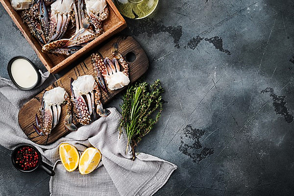 포토 JPG 해외이미지 회색배경 실내 사람없음 꽃게 나무상자 레몬 허브 해산물 반쪽 날것 슬라이스 게다리 나무도마 카피스페이스 해외포토 식물 백그라운드 과일 도마 내부 목재 상자 공백 회색 게 파일형식